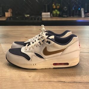 Airmax 1 Essential Olympic Men’s Sneakers Size 10.5 (US) used